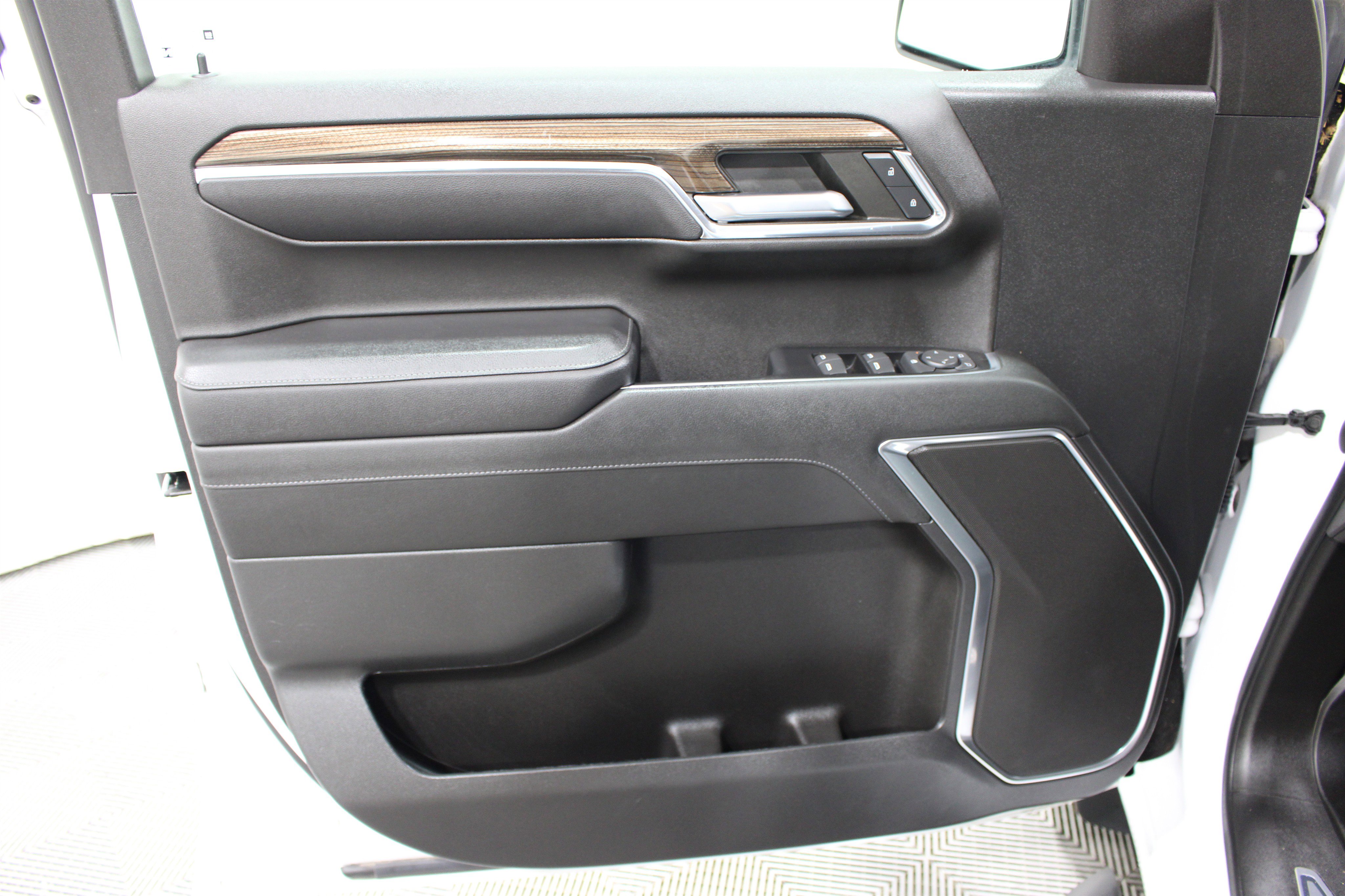Used 2023 Chevrolet Silverado 1500 RST w/ Redline Edition AWD/4WD image 6