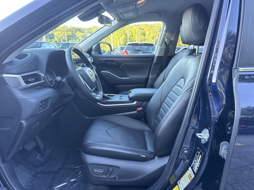 Used 2023 Toyota Highlander LE FWD image 13