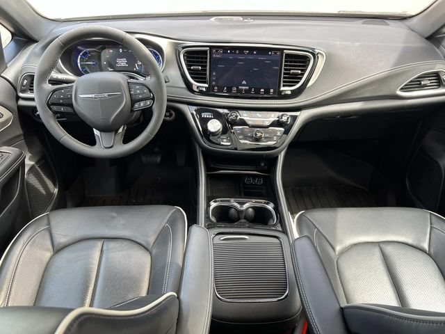 Used 2023 Chrysler Pacifica Limited w/ Uconnect Theater Family Group FWD image 16