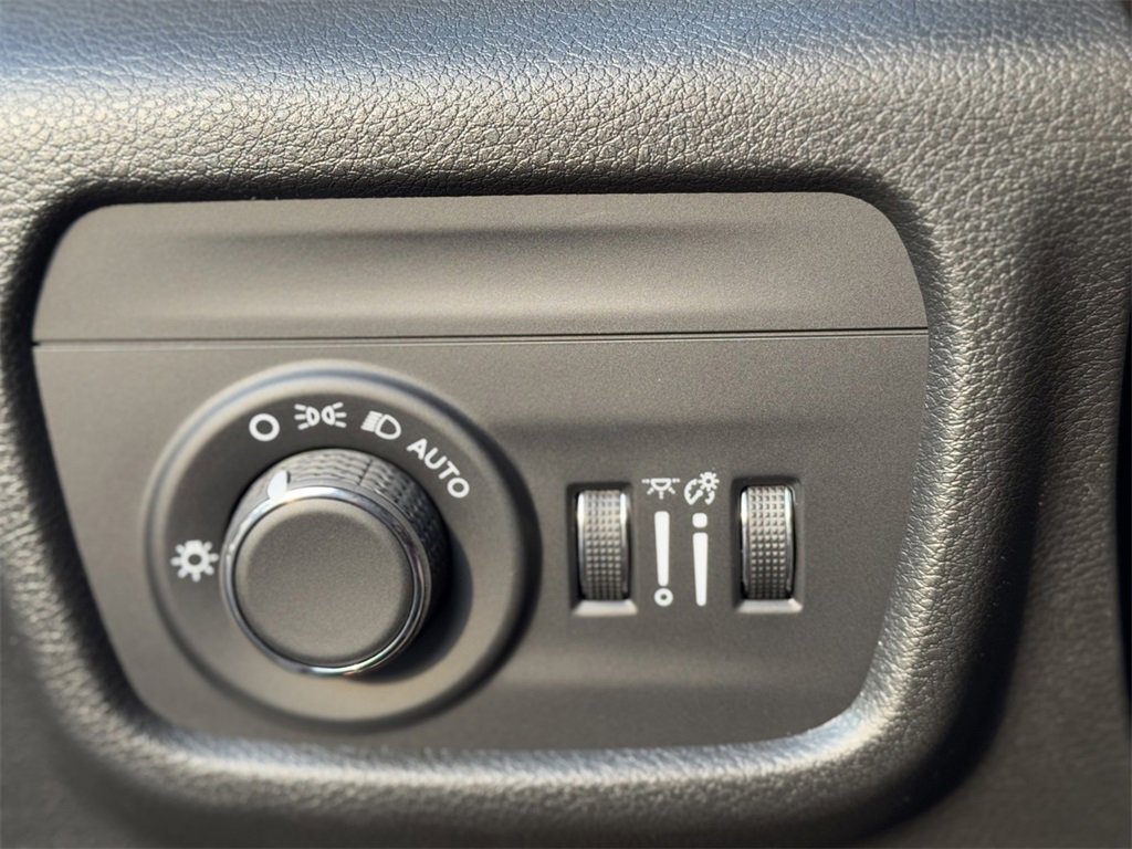 New 2025 Jeep Grand Cherokee Laredo w/ Luxury Tech Group I image 14