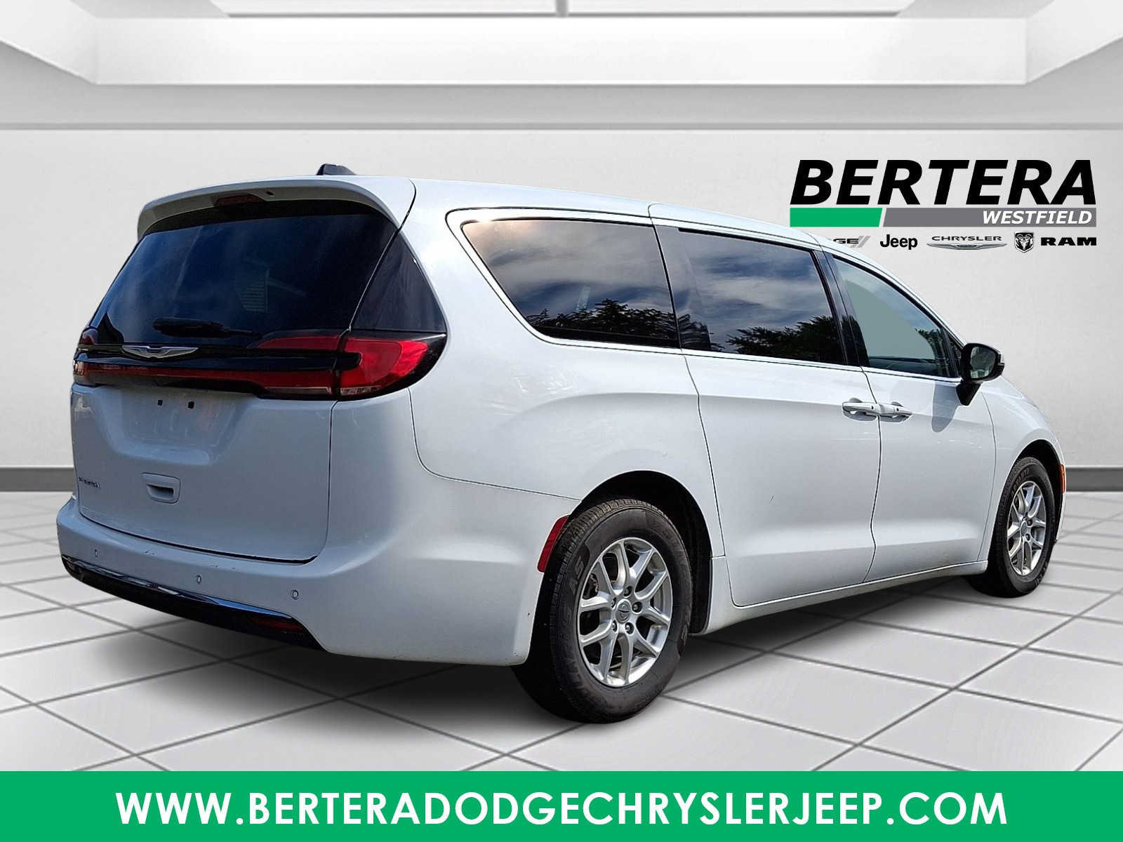 Certified 2023 Chrysler Pacifica Touring-L FWD image 6