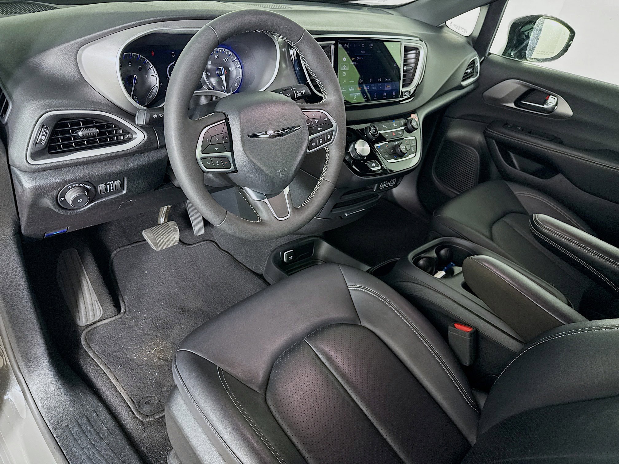 Used 2025 Chrysler Pacifica Select image 8