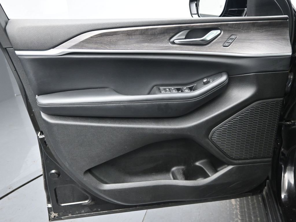 Used 2024 Jeep Grand Cherokee L Limited w/ Luxury Tech Group II image 20