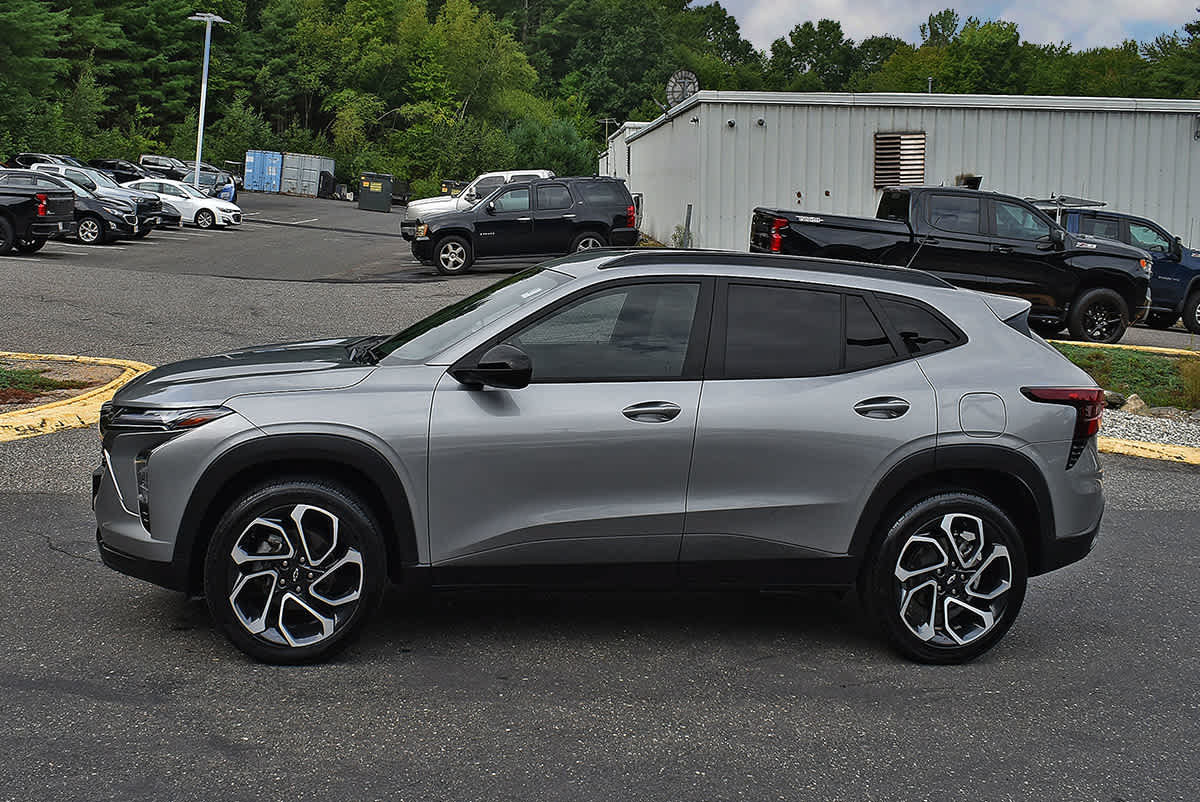 Used 2025 Chevrolet Trax RS w/ Driver Confidence Package FWD image 4
