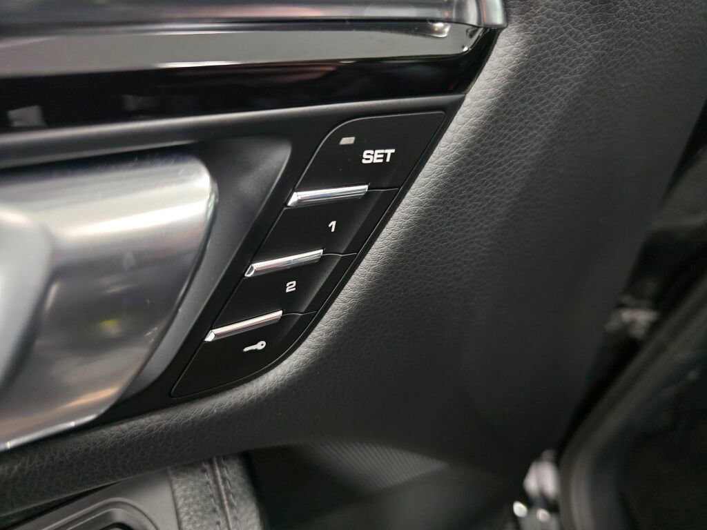 Certified 2024 Porsche Macan image 29
