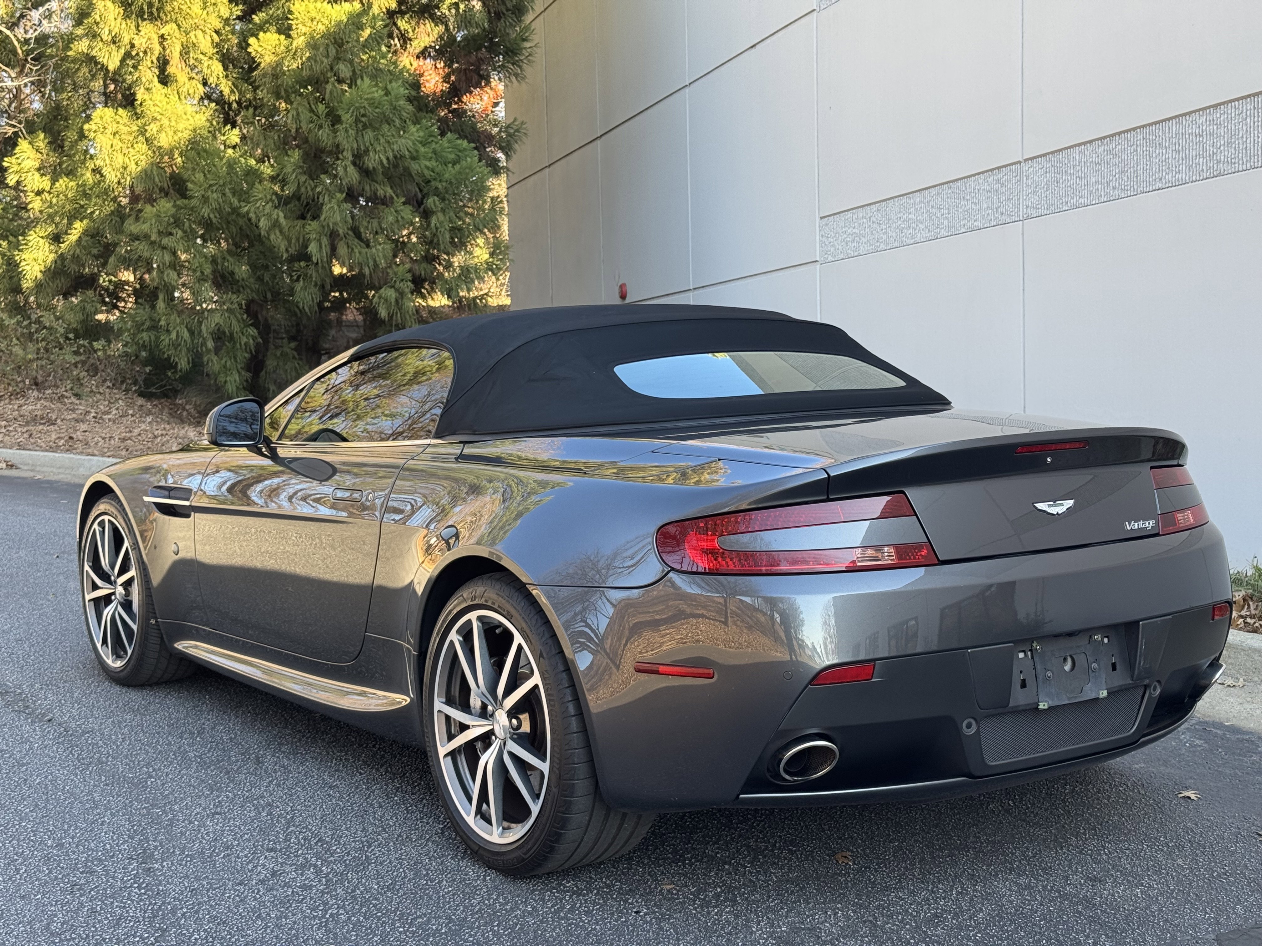 Used 2013 Aston Martin V8 Vantage Roadster image 2