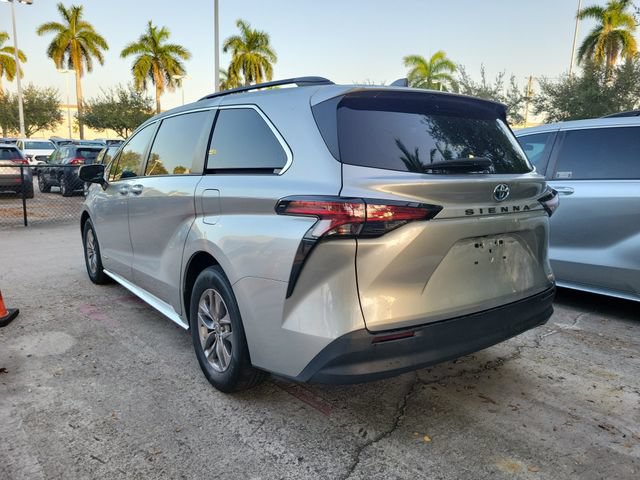 Used 2021 Toyota Sienna LE FWD image 3