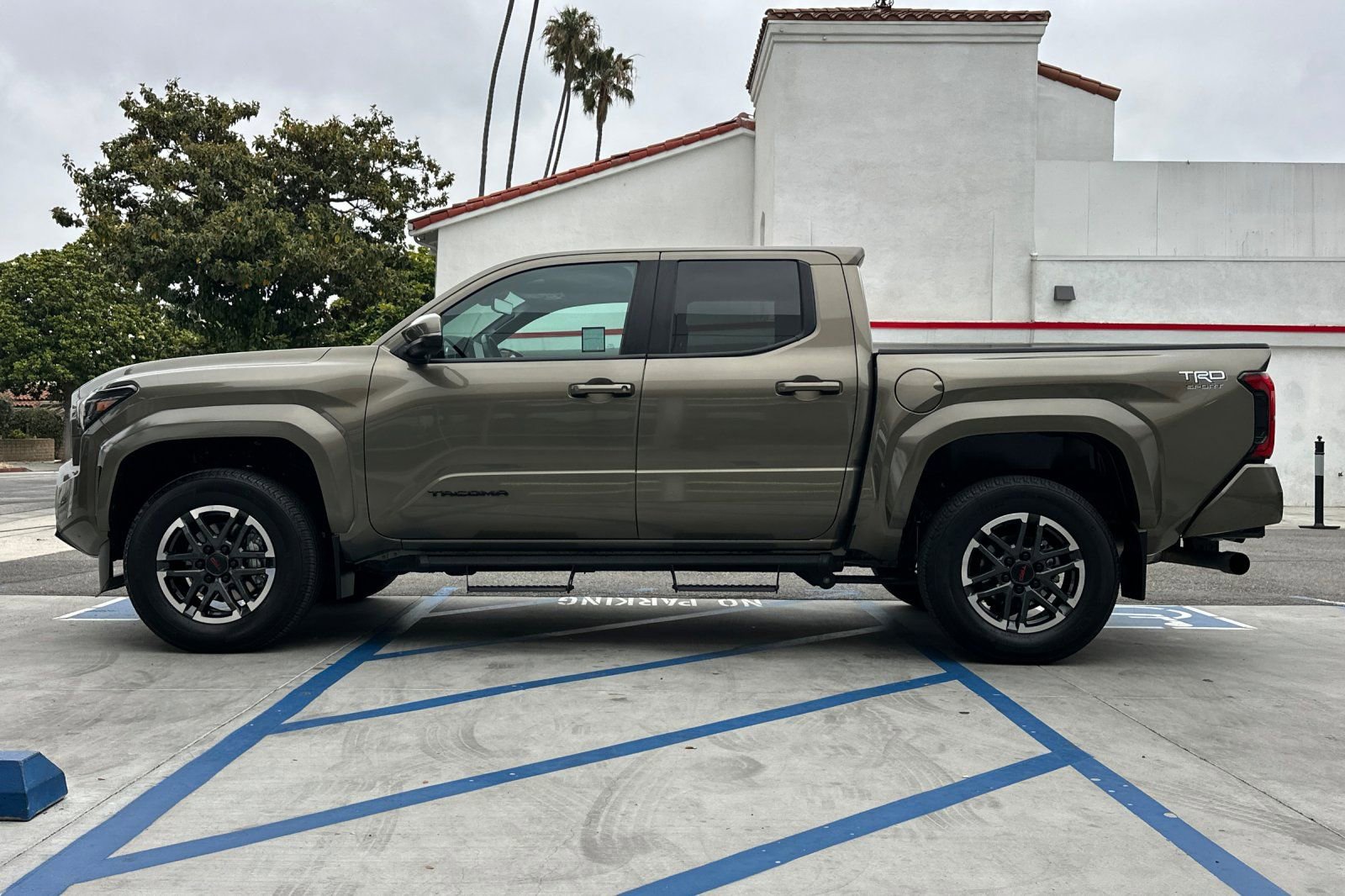 Used 2024 Toyota Tacoma TRD Sport w/ TRD Sport Upgrade Package AWD/4WD image 7