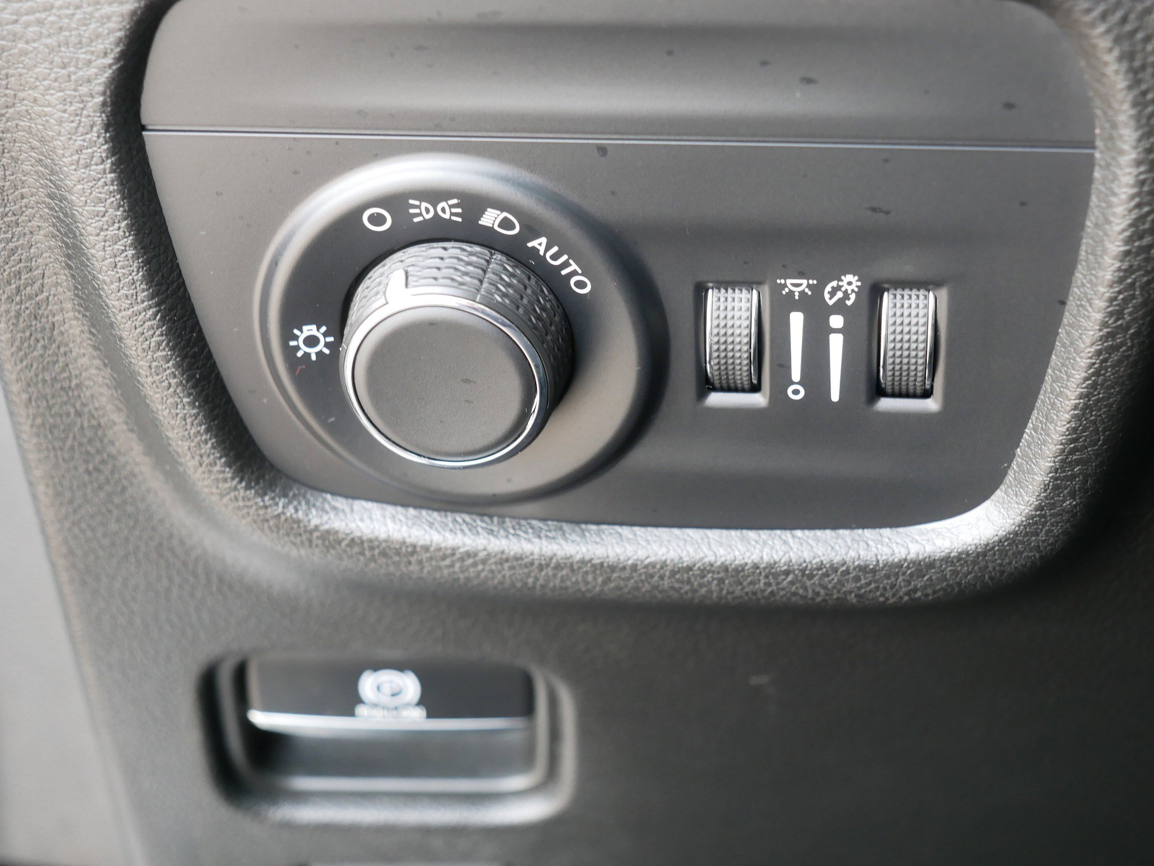 Used 2023 Jeep Grand Cherokee Laredo image 26