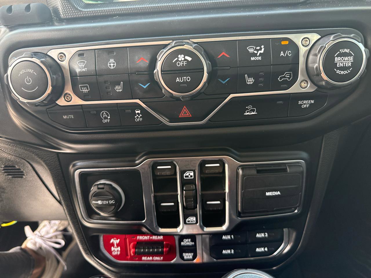 Used 2022 Jeep Gladiator Rubicon w/ Cold Weather Group AWD/4WD image 25