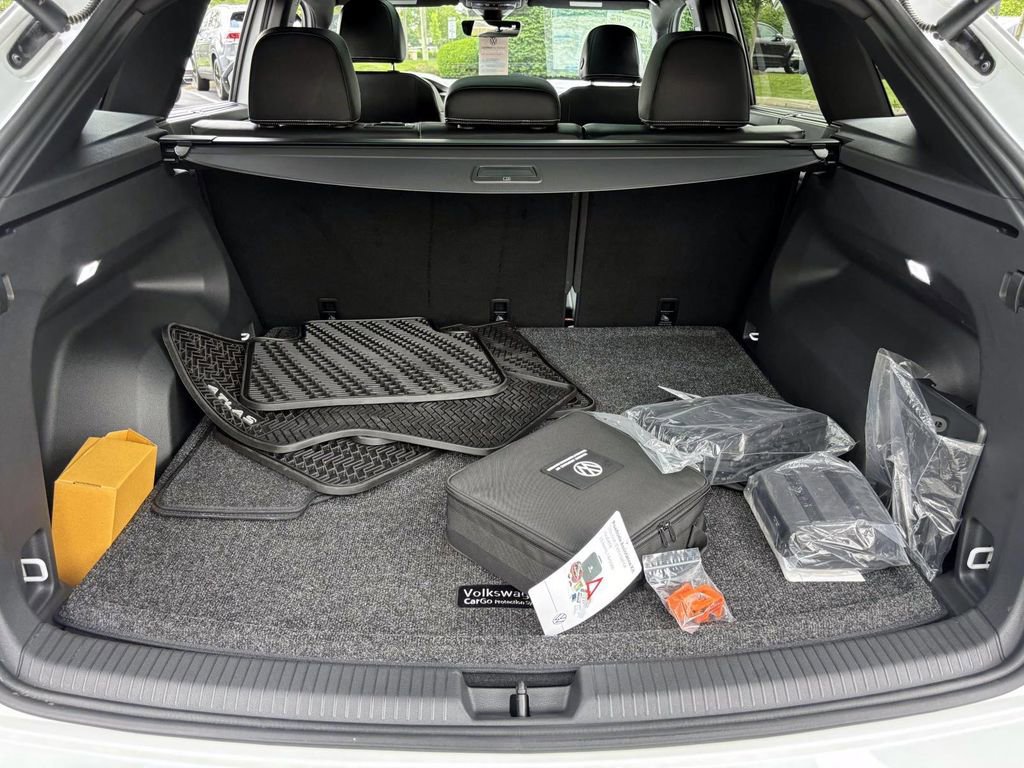 Used 2025 Volkswagen Atlas Cross Sport SEL R-Line image 9