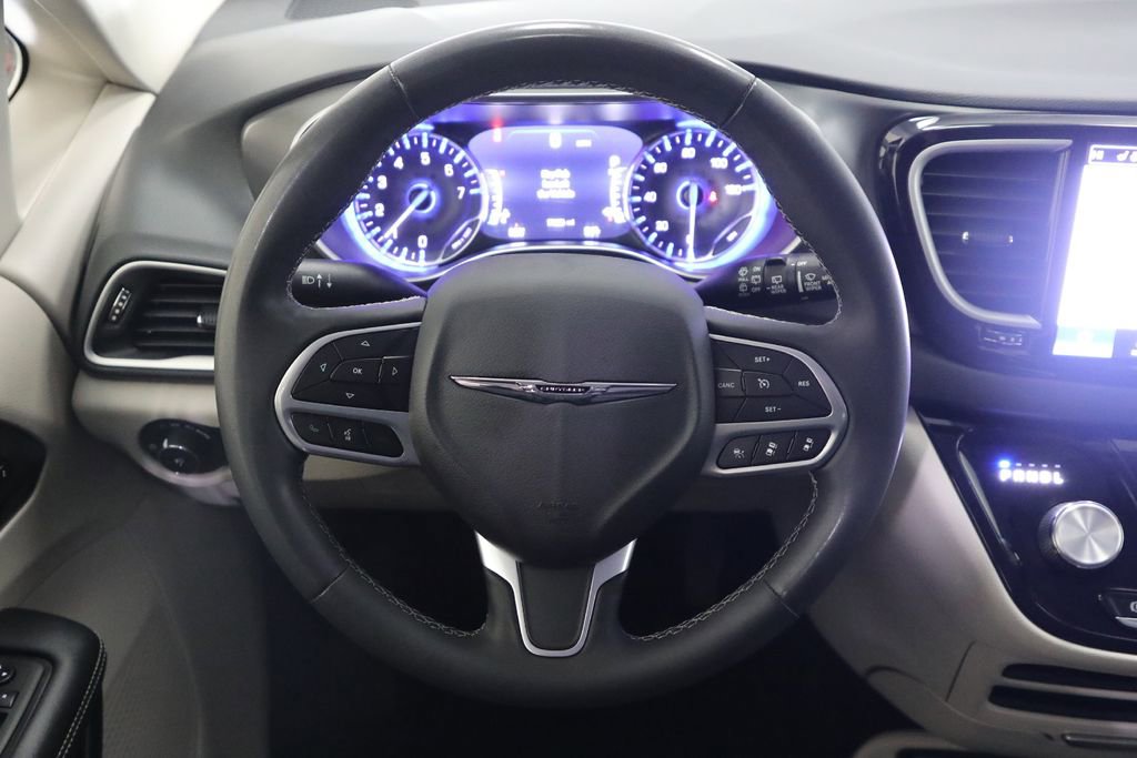 Used 2023 Chrysler Pacifica Touring-L FWD image 9