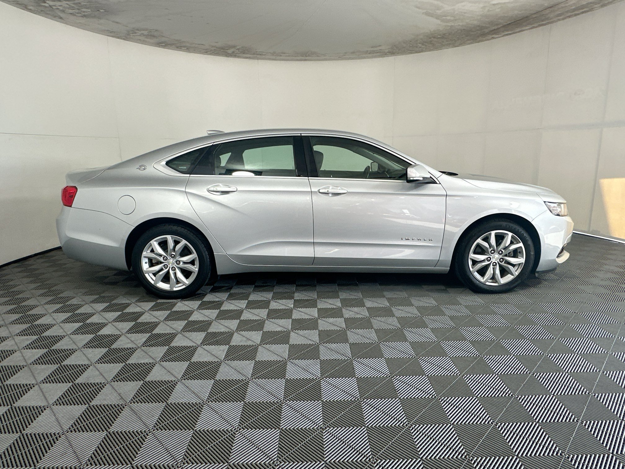 Used 2018 Chevrolet Impala LT FWD image 2