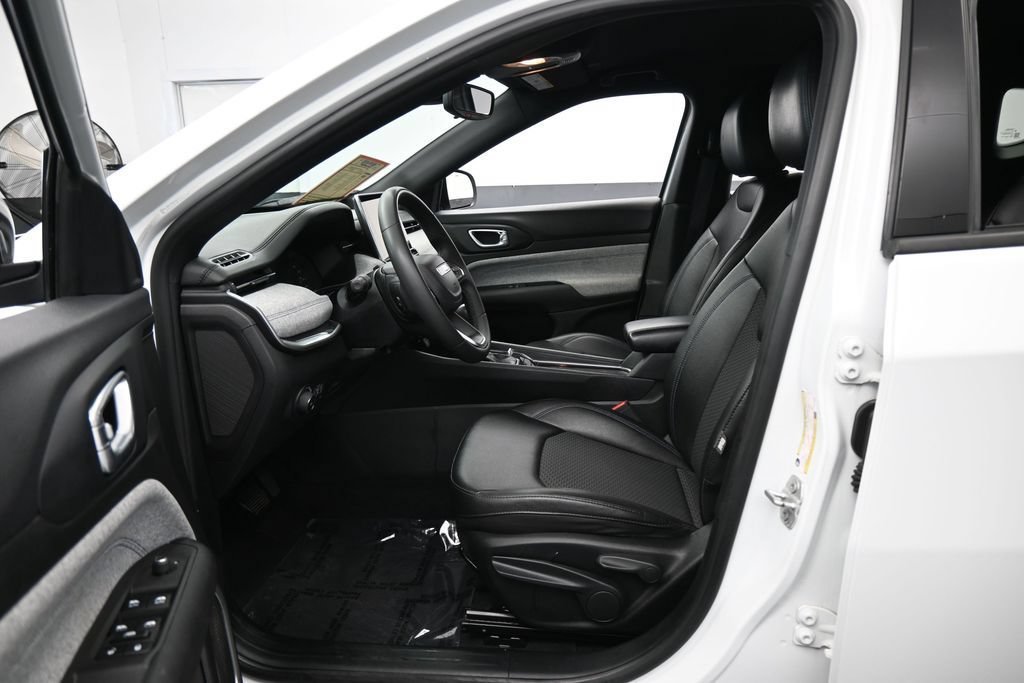 Used 2024 Jeep Compass Latitude AWD/4WD image 11