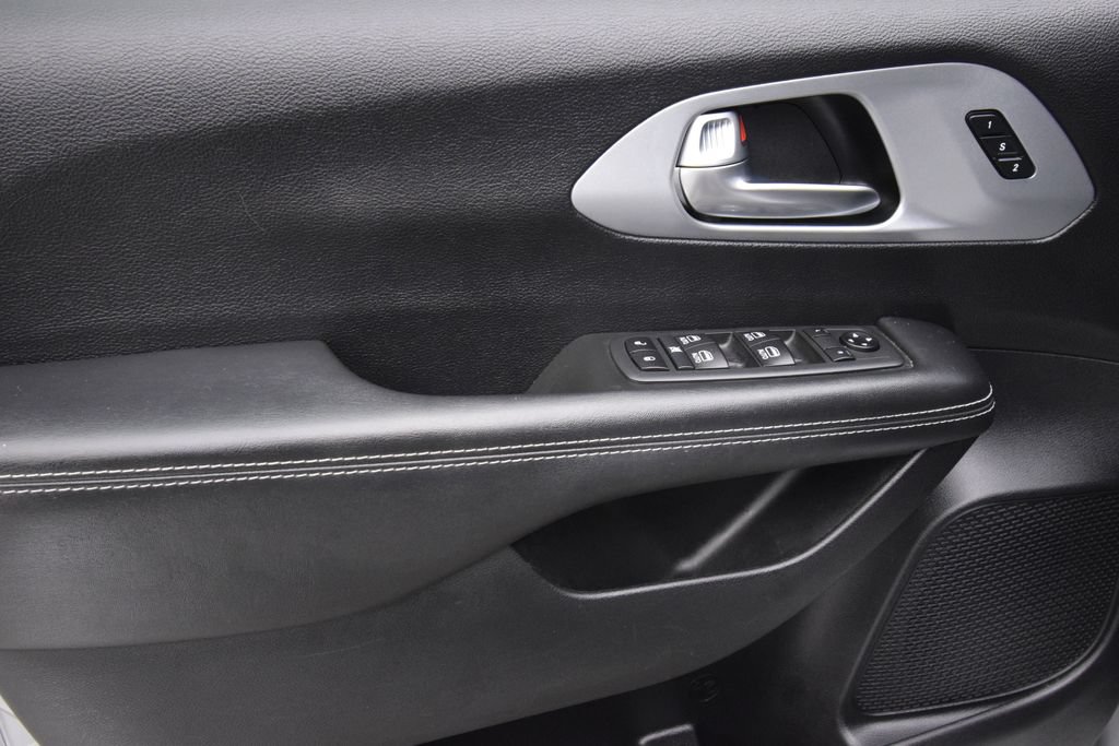 Used 2020 Chrysler Pacifica Touring-L Plus FWD image 24