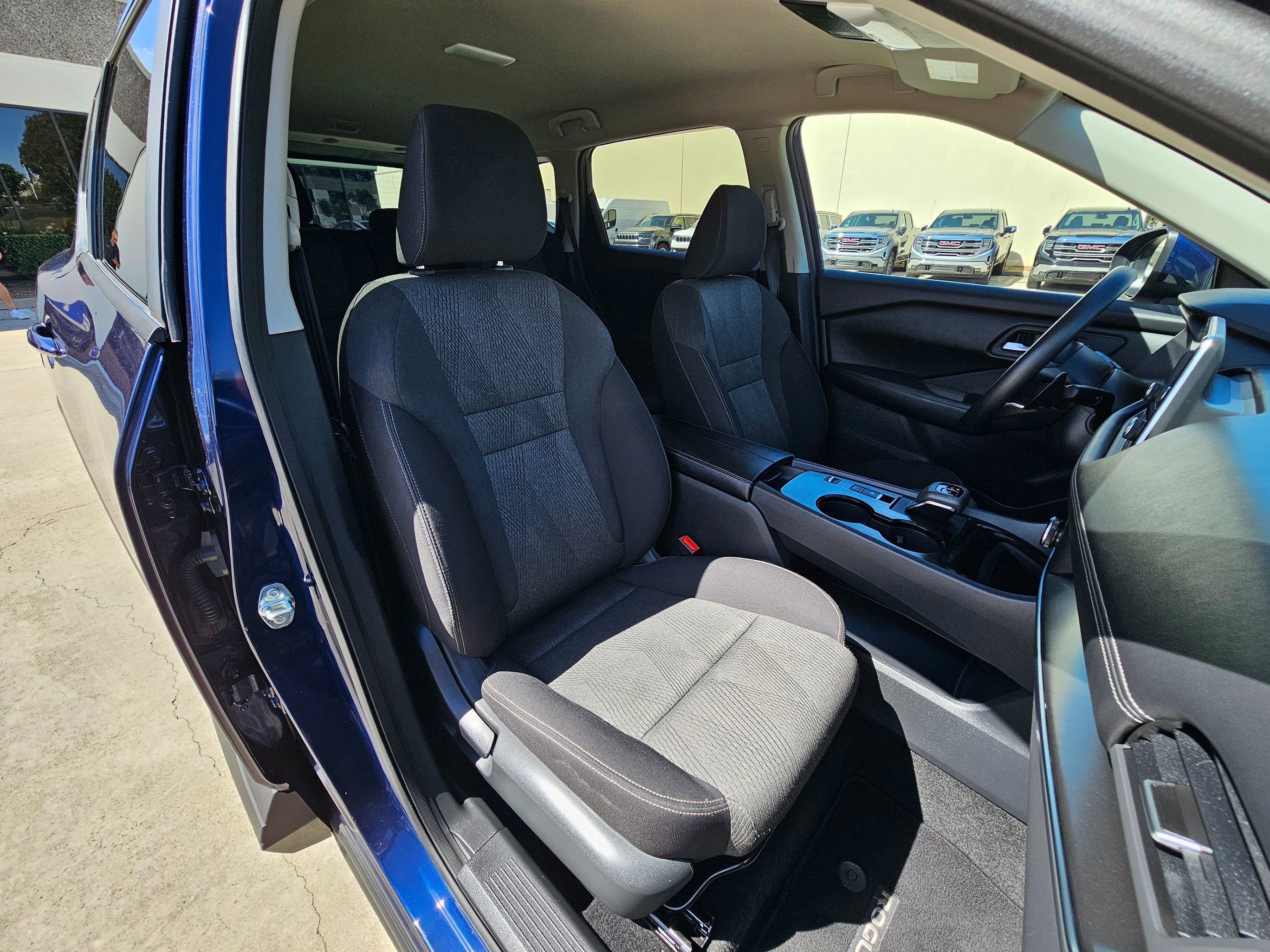 Used 2024 Nissan Rogue SV FWD image 29