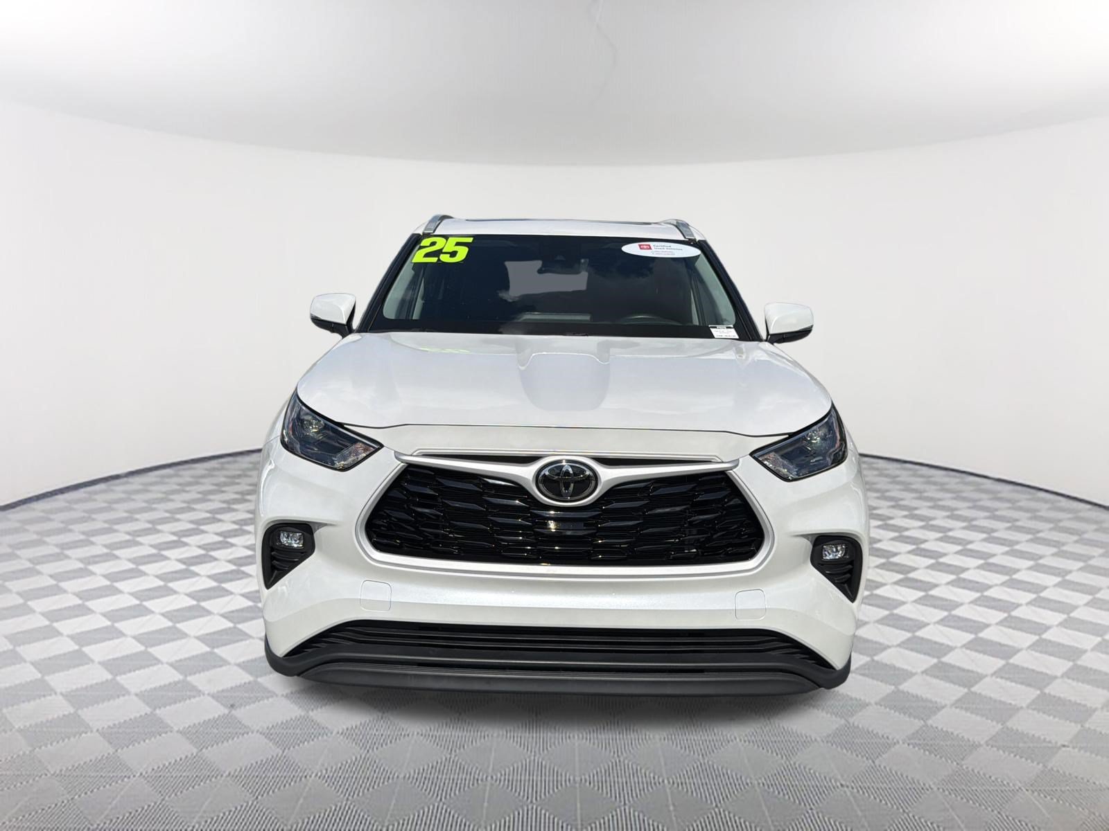 Certified 2025 Toyota Highlander XLE FWD image 2