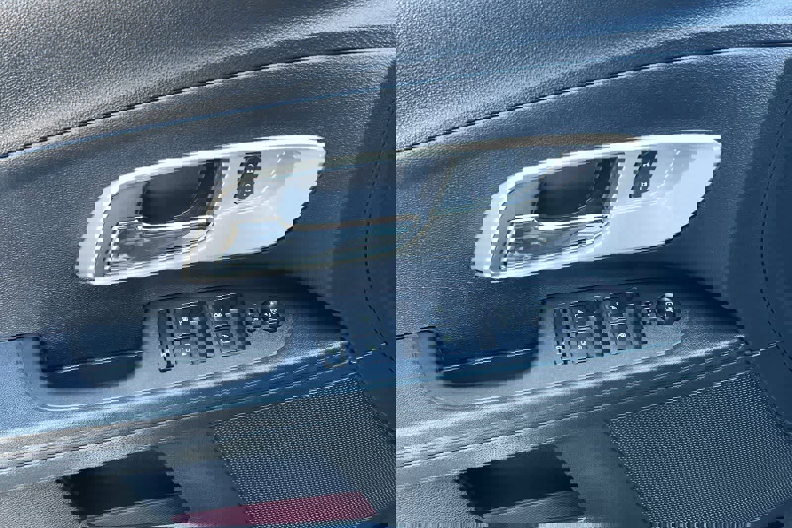 Used 2016 Chevrolet Equinox LTZ w/ Enhanced Convenience Package image 13