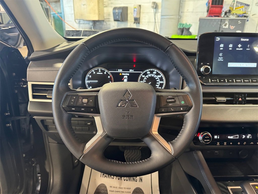 Used 2024 Mitsubishi Outlander SE image 15