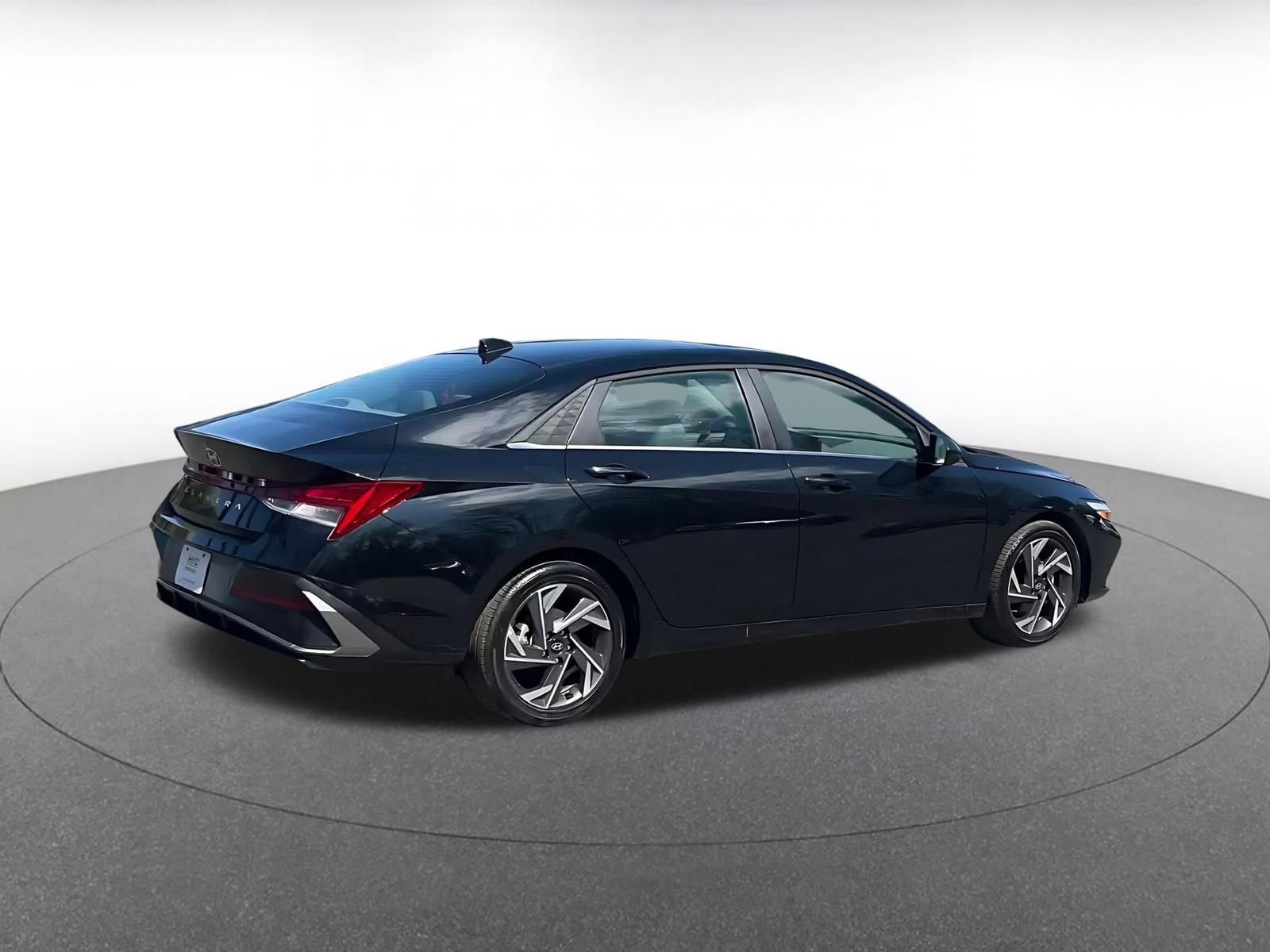 Used 2025 Hyundai Elantra SEL image 14