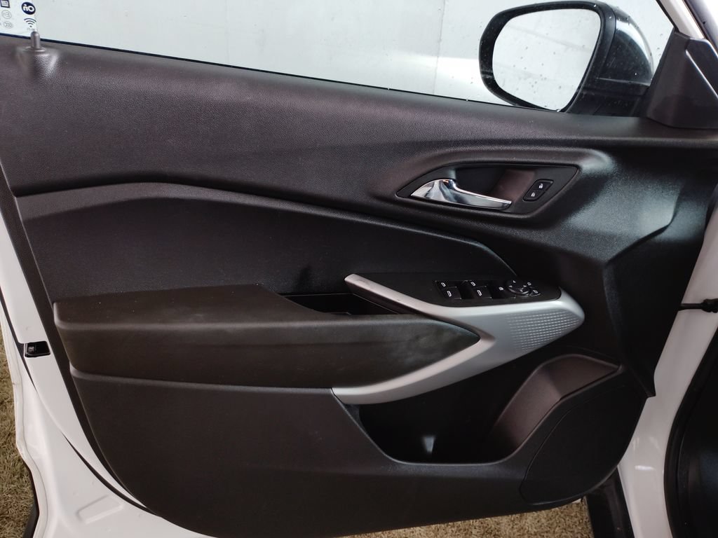 Used 2024 Chevrolet Trax RS FWD image 23