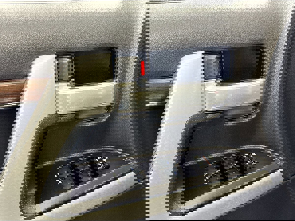 Used 2017 Toyota Land Cruiser image 24