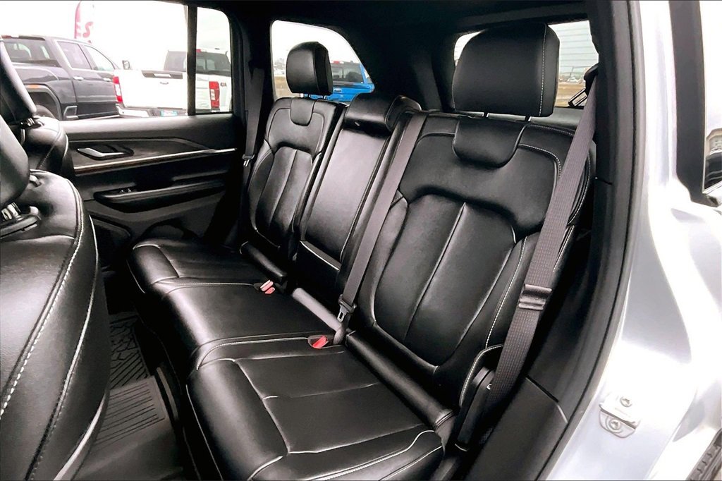 Used 2025 Jeep Grand Cherokee Limited w/ Black Appearance Package image 26