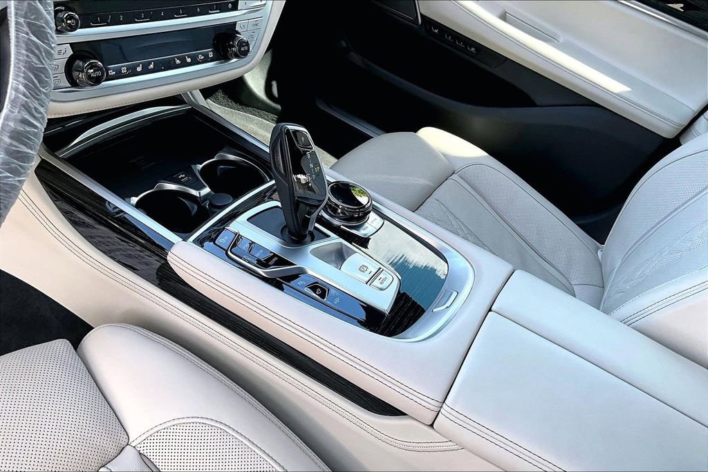 Used 2022 BMW 750i xDrive w/ Executive Package AWD/4WD image 10