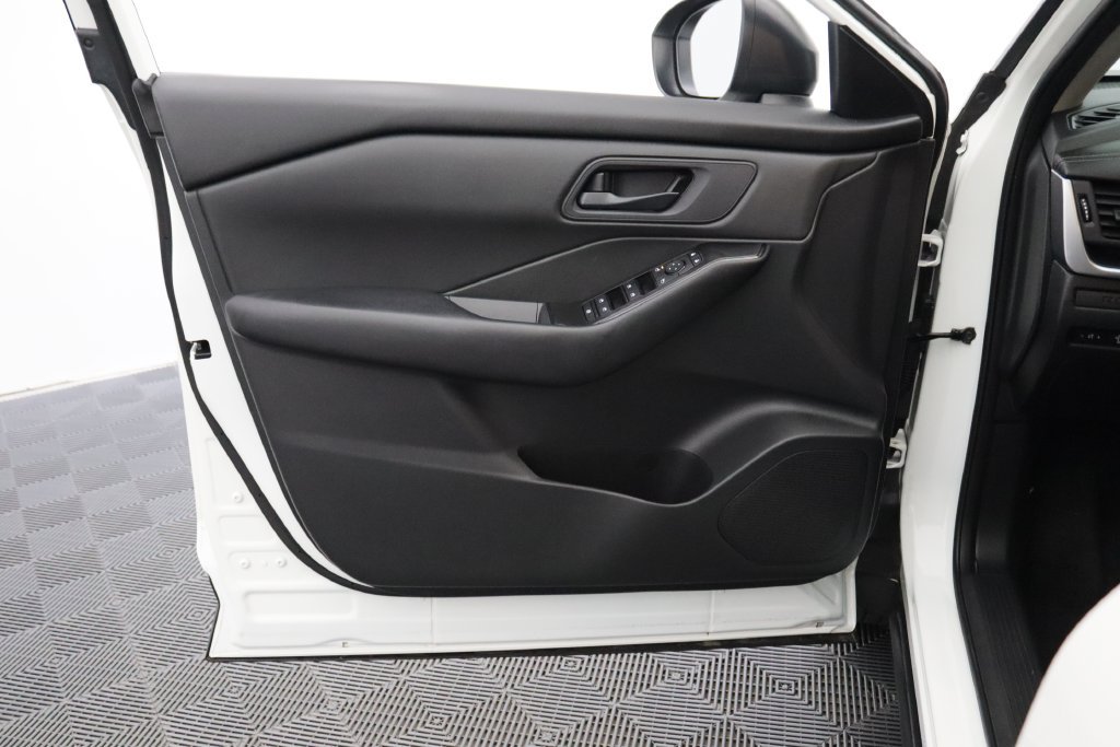 Used 2025 Nissan Rogue S AWD/4WD image 15