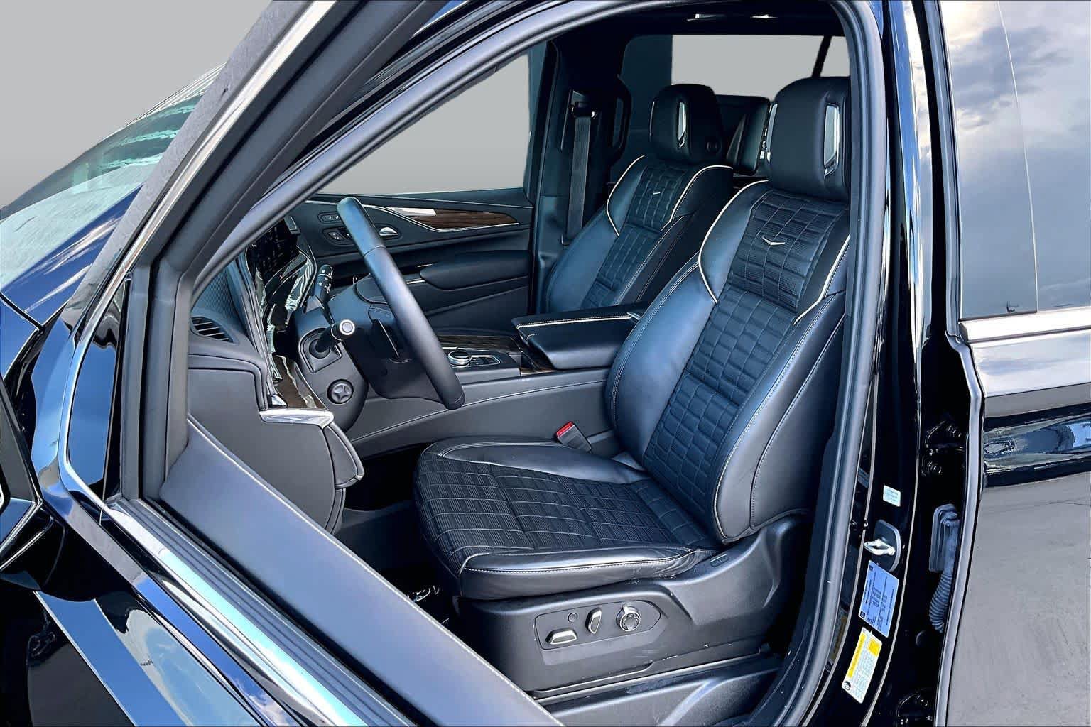 Used 2023 Cadillac Escalade ESV Premium Luxury Platinum AWD/4WD image 8