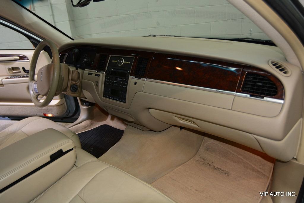 Used 2006 Lincoln Town Car Signature image 12