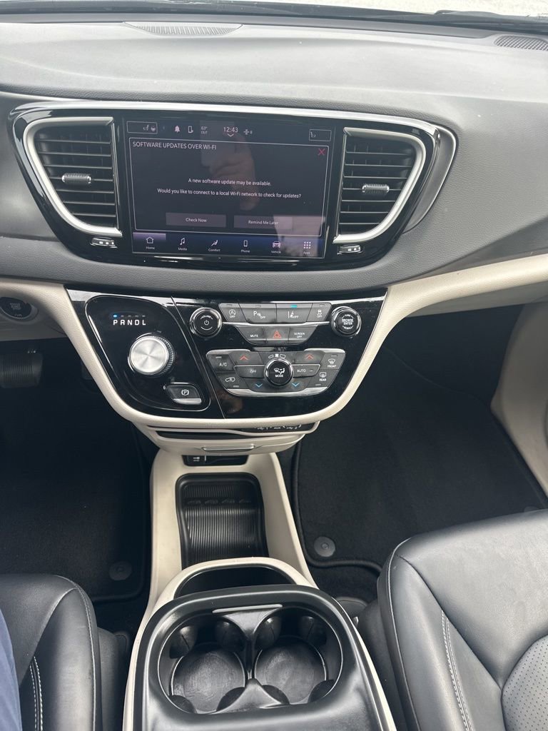 Used 2024 Chrysler Pacifica Touring-L image 25