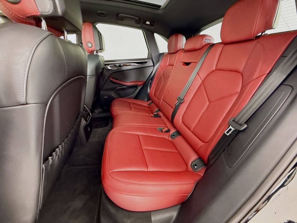Certified 2025 Porsche Macan AWD/4WD image 24