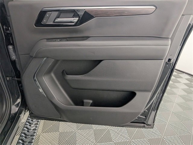 Used 2025 Chevrolet Suburban Z71 image 34