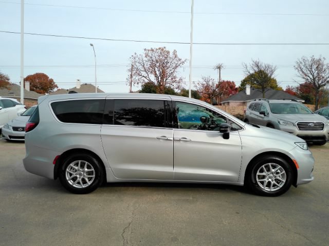 Used 2024 Chrysler Pacifica Touring-L FWD image 5