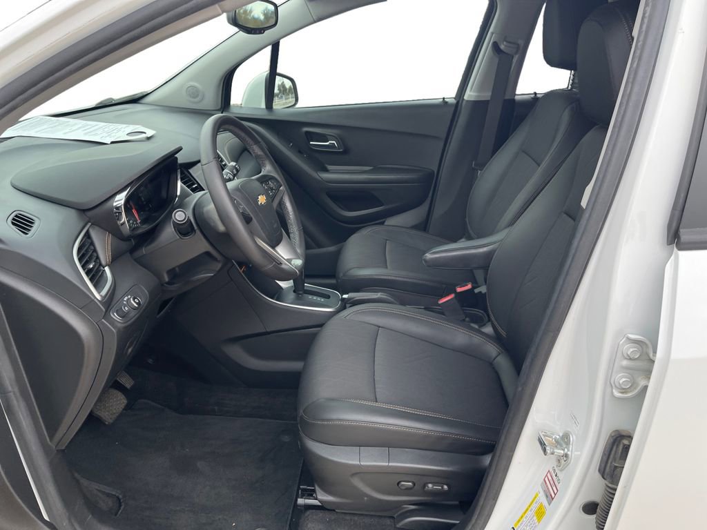 Used 2022 Chevrolet Trax LT w/ LT Convenience Package image 9