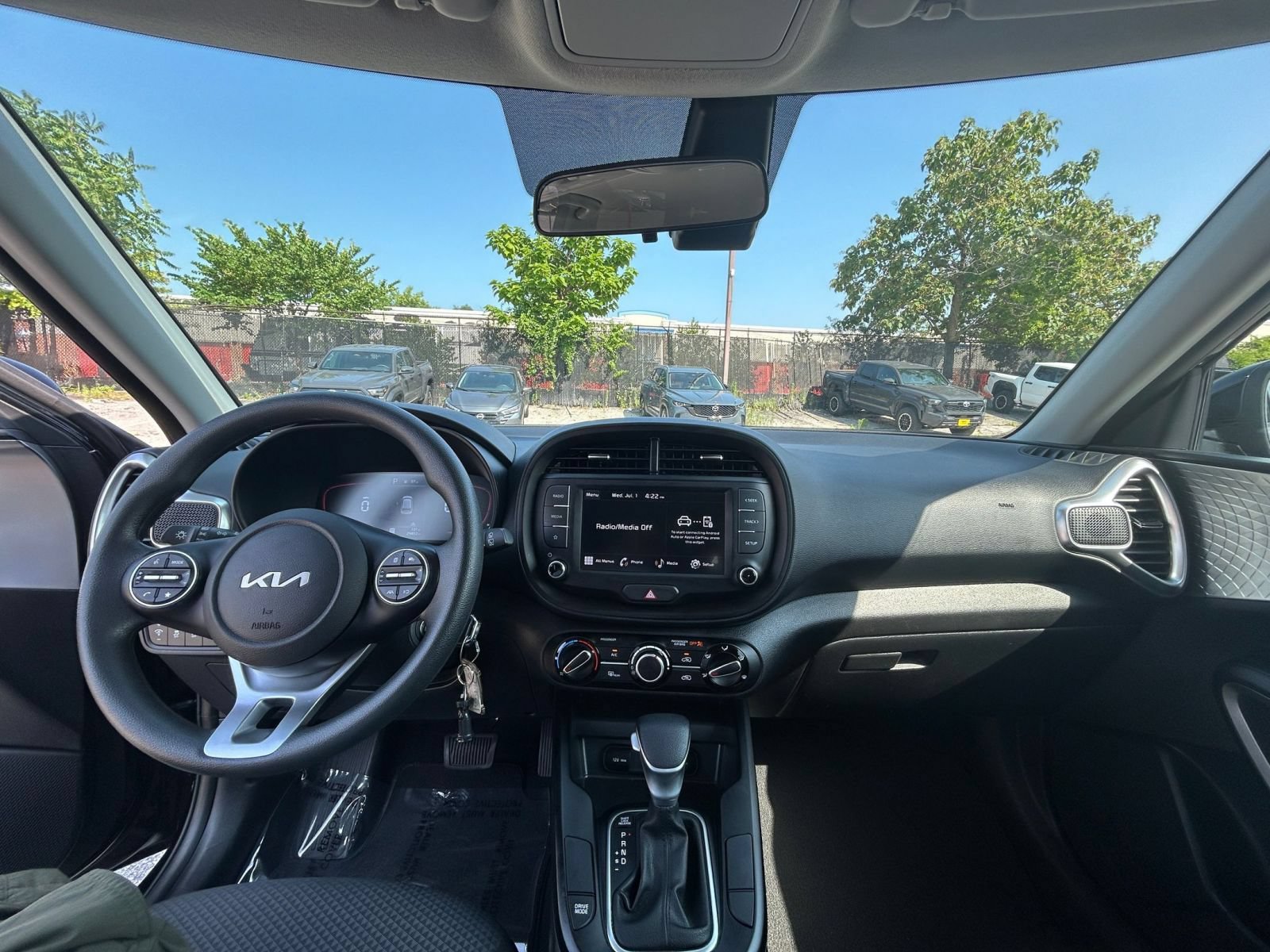 Used 2025 Kia Soul LX w/ LX Technology Package FWD image 28