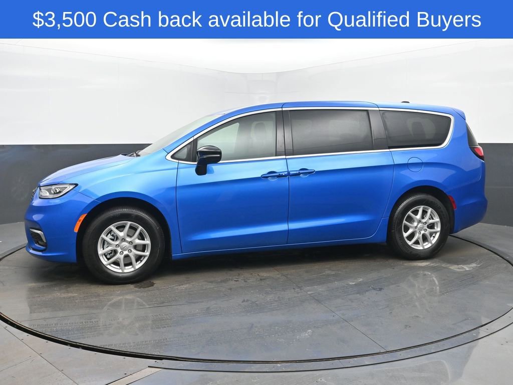 New 2026 Chrysler Pacifica Select image 2