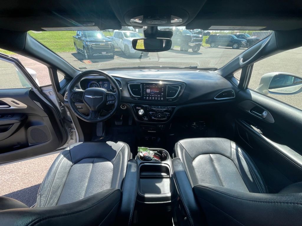 Used 2020 Chrysler Pacifica Touring-L w/ Advanced Safetytec Group image 3