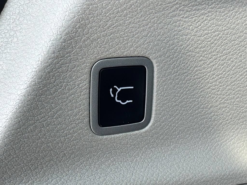 Used 2023 Chrysler Pacifica Touring-L AWD/4WD image 17