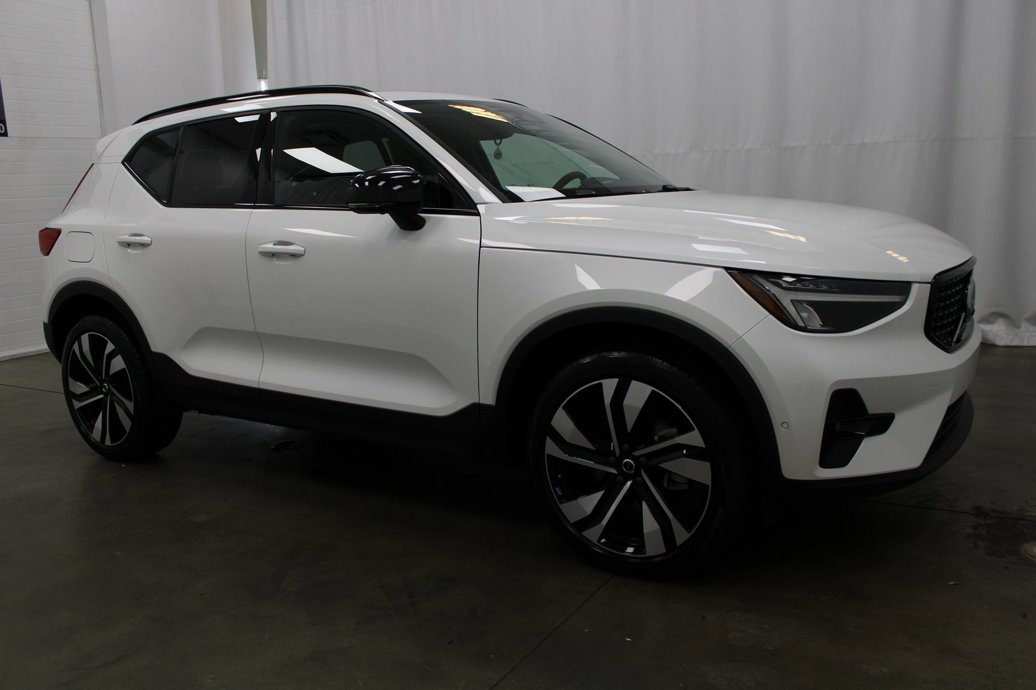 Used 2025 Volvo XC40 B5 Plus image 3