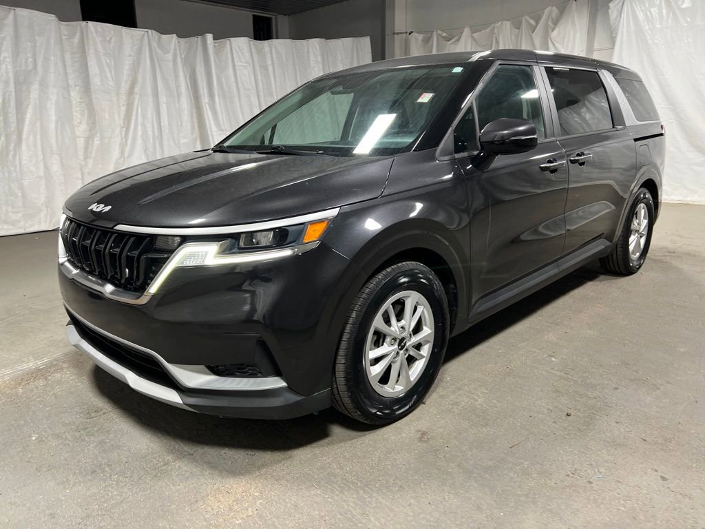 Used 2023 Kia Carnival LX image 3
