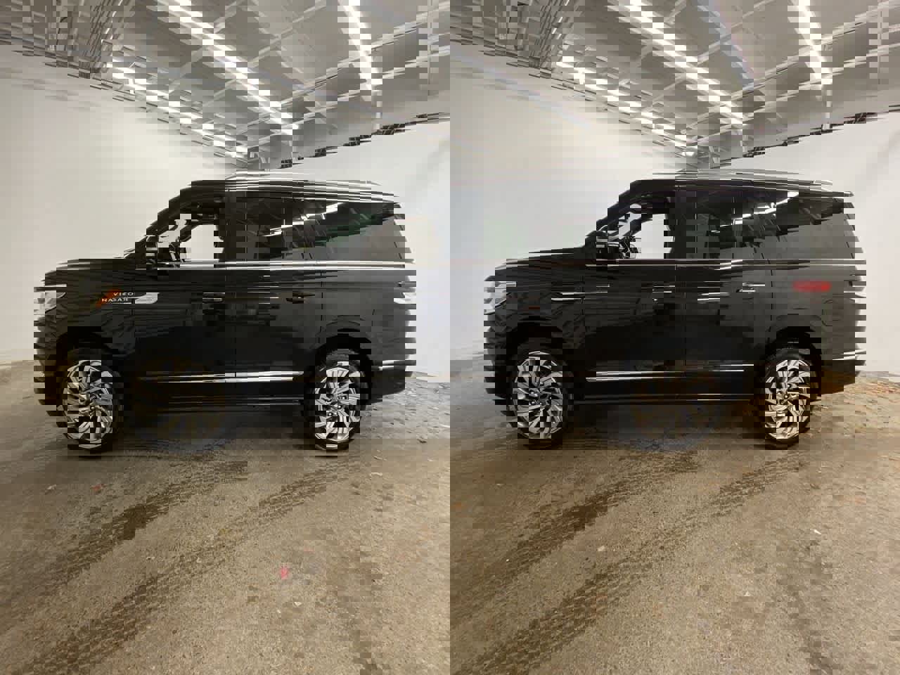 Used 2023 Lincoln Navigator L Reserve image 3