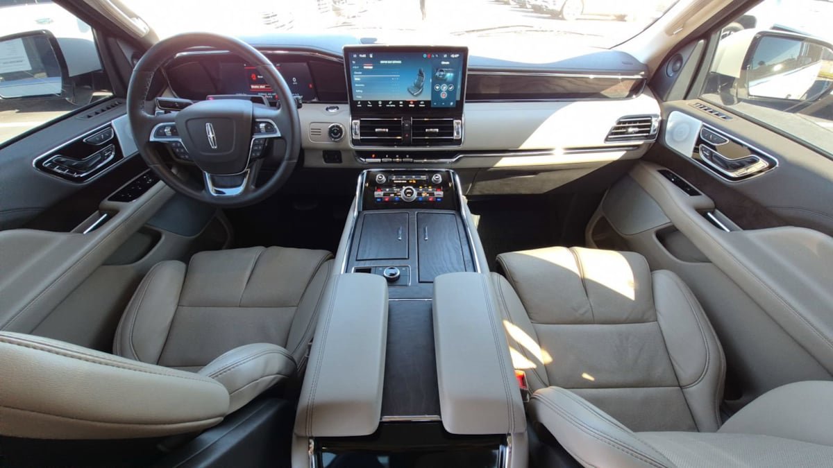 Used 2024 Lincoln Navigator Reserve AWD/4WD image 9