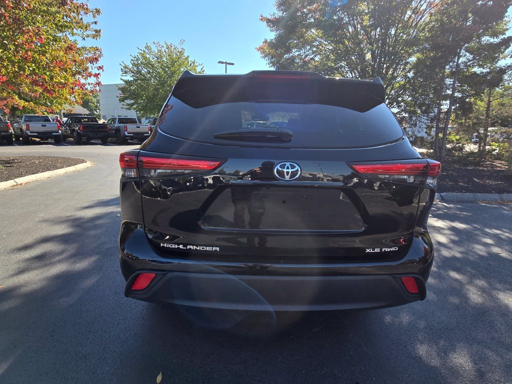 Certified 2022 Toyota Highlander XLE AWD/4WD image 7