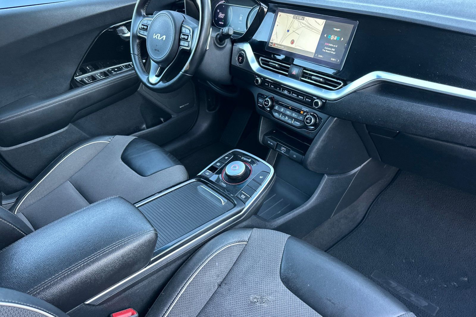 Used 2022 Kia Niro EX image 17