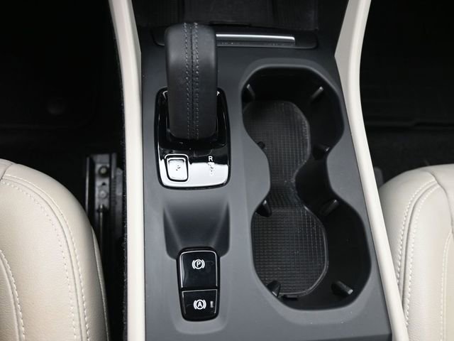 Used 2020 Volvo XC40 T5 Momentum w/ Premium Package image 12