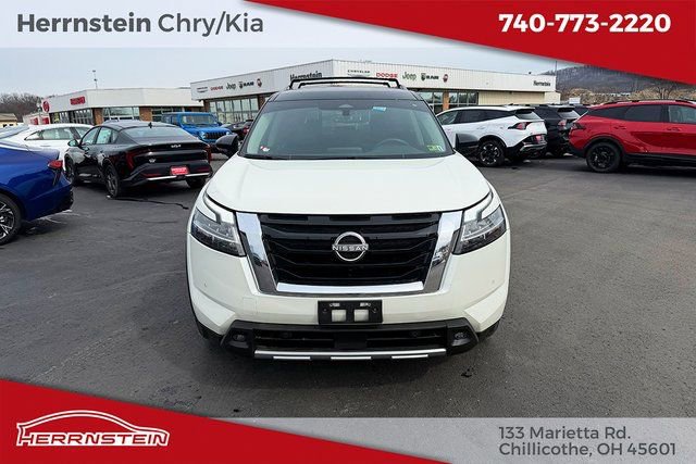 Used 2023 Nissan Pathfinder SL AWD/4WD image 2
