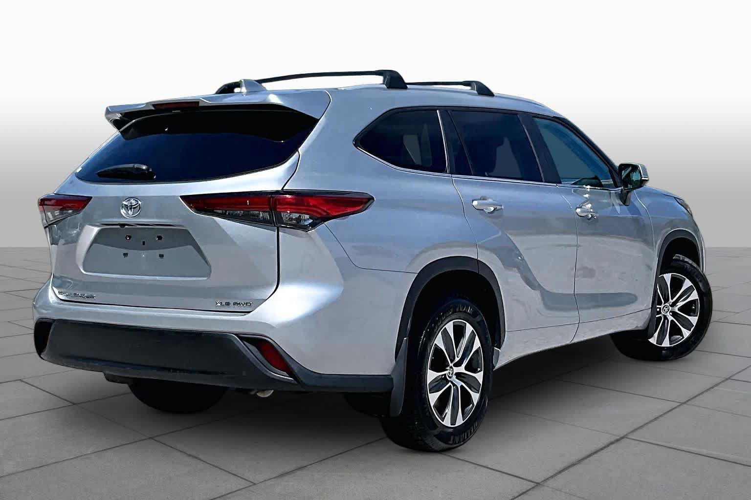 Used 2023 Toyota Highlander XLE AWD/4WD image 13