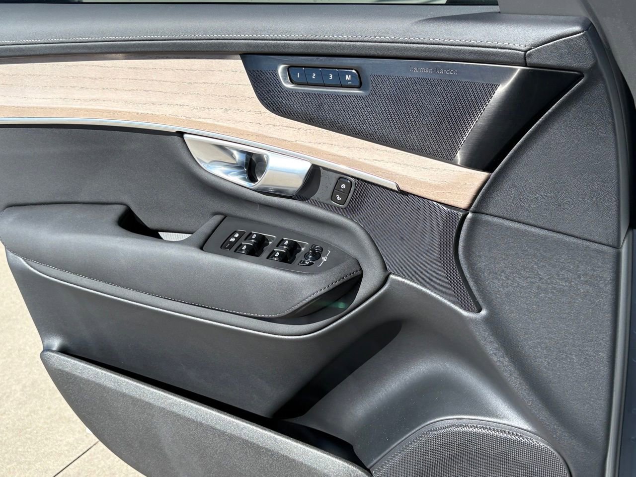 New 2026 Volvo XC90 B5 Plus w/ Protection Package Premier image 18